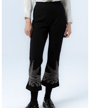 Da la bienvenida al otoño con los pantalones Bruna con bordado de hojas en el bajo. Este pantalón con bordado resaltará tu figura gracias a su forma acampanada.
  
  
  
  Pantalón con cintura elástica.
  
  Detalle de bordado a máquina y mano en bajo.