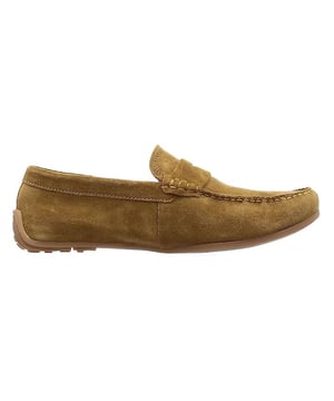 Estos zapatos están diseñados para elevar su colección de calzado con su atractivo sofisticado y versátil.


Hecho a mano con una atención meticulosa al detalle, estos zapatos cuentan con una rica parte superior de cuero marrón que exuda elegancia y refinamiento. El acabado suave agrega un toque de sofisticación, haciéndolos adecuados para ocasiones formales y casuales.

Los zapatos Penny Reicor muestran un diseño clásico de centavo, caracterizado por un estilo elegante y deslizante. Las costuras y la correa para el guardián de Penny en el vampiro agregan un toque de encanto tradicional, mientras que el forro de cuero garantiza un ajuste cómodo y transpirable.

Construido con la reconocida artesanía de Clarks, estos zapatos están hechos para durar. La parte superior de cuero duradera no solo ofrece longevidad, sino que también desarrolla una pátina única con el tiempo, agregando carácter a su calzado. La robuste de goma resistente proporciona una tracción confiable y agarre en varias superficies.

Diseñados para la comodidad de todo el día, estos zapatos cuentan con una plantilla acolchada que proporciona soporte y absorbe el choque, asegurando un paso cómodo. La baja altura del talón ofrece estabilidad y se suma al perfil elegante general de los zapatos.

Versátiles y refinados, estos zapatos marrones complementan sin esfuerzo una variedad de atuendos. Combínalos con pantalones a medida y una camisa de vestir para un aspecto pulido y profesional, o vístelos con jeans y un suéter para un conjunto más relajado pero sofisticado.

Experimente la combinación perfecta de estilo y comodidad con los zapatos marrones de los hombres de Clarks Penny. Ya sea que asista a una reunión de negocios, salga a cenar o simplemente haga mandados, estos zapatos ofrecen una opción atemporal y versátil para cualquier ocasión. Salga con confianza y abraza la elegancia clásica de estos mocasines marrones de Clarks.