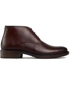 Stap in een tijdloze, elegante stijl met de Pasco Chukka van Sole. Gemaakt van rijk, elegant leer, zijn deze klassieke Chukka-boots ontworpen voor comfort gedurende de hele dag en een verfijnde uitstraling. De drie-oogletsluiting en stevige rubberen zolen zorgen voor een perfecte pasvorm, duurzame grip en stijl bij elke stap. Of je nu naar kantoor gaat, een avondje uit of een weekendje weg, de exclusieve Sole-boots laten je zelfverzekerd en met robuuste elegantie lopen.