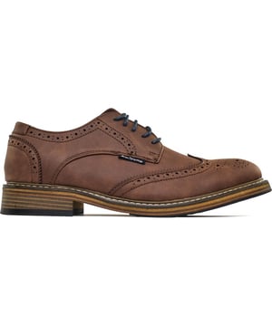 Adéntrate en el lujo con los zapatos brogue Bath de Harry Hern London. Elaborados en cuero negro pulido, con detalles brogue refinados y combinados con cordones de algodón encerado, este elegante básico es una versión moderna de un clásico atemporal. Las plantillas acolchadas y las suelas de goma brindan comodidad durante todo el día y una pisada firme. El Bath de Harry Hern London es un elemento básico del guardarropa del caballero exigente de hoy.