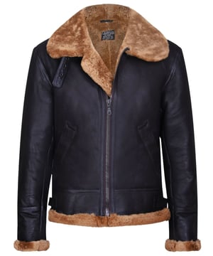 La chaqueta de aviador B3 es nuestra chaqueta de piel de oveja más popular y no es difícil ver por qué. Confeccionada con piel de oveja de doble cara, esta es una chaqueta de primera calidad que se mantiene fiel a sus raíces en la aviación británica y los enorgullece. La parte inferior de la chaqueta presenta el mejor forro de piel de oveja gruesa, que es famoso por ser el proveedor más confiable de calidez, comodidad suprema y protección contra el frío, lo que la convierte en la opción ideal para el invierno. El cuello con muescas se extiende ampliamente para una apariencia extravagante que muestra el forro de piel de oveja, que se presenta en crema o jengibre para este estilo. El cuello también se puede levantar y abrochar con una correa de hebilla ajustable para una protección adicional contra el frío si es necesario. • Confeccionada con piel de oveja de doble cara de alta calidad • El forro de piel de oveja gruesa no tiene paralelo en cuanto a brindar calidez y comodidad • Cuenta con dos bolsillos en ángulo y ajuste de correa en la cintura • Equipada con una cremallera YKK gruesa de longitud completa