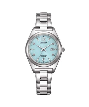 Diese Citizen Analoguhr für Damen ist das perfekte Schmuckstück zum Tragen oder Verschenken. Das silberne 29 mm runde Gehäuse kombiniert mit dem komfortablen silbernen Titan-Armband sorgt dafür, dass Sie dieses atemberaubende Zeitmesser ohne Kompromisse genießen können. Angetrieben von einem hochwertigen Eco-Drive-Uhrwerk und wasserdicht bis 10 Bar, wird Ihre Uhr zuverlässig weiterlaufen. Diese hochwertige Uhr verfügt über eine Eco-Drive-Technologie (aufgeladen durch jede Lichtquelle; nie wieder eine Batterie nötig). Diese Analoguhr hat eine Kalenderfunktion: Datum und solarbetriebenes, hochwertiges 19 cm langes und 13 mm breites silbernes Titan-Armband mit einer Faltschließe mit Druckknopf. Gehäusedurchmesser: 29 mm, Gehäusehöhe: 8 mm, Gehäusefarbe: Silber und Zifferblattform: Blau.