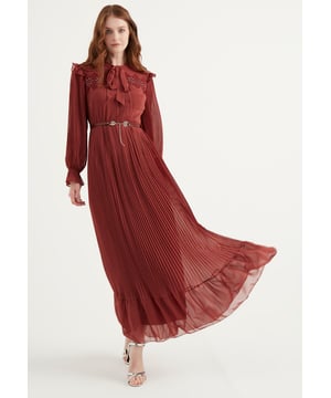 Entdecken Sie unser "Spitzenkleid mit Gürtel" - der Inbegriff eines Kleides, das mit Spitze und einem Gürtel verziert ist. Dieses Kleid mit Spitzendetails und Gürtel macht Sie zum Inbegriff von Eleganz und Stil, perfekt für eine Reihe von besonderen Anlässen.

Unser Kleid mit Spitzendetails ist präzise geschnitten und bietet eine schmeichelhafte und bequeme Passform. Hochwertiger Stoff unterstreicht die schönen Spitzendetails und den Gürtel, damit Sie sich von Ihrer besten Seite zeigen und fühlen können. Das zeitlose Design und die Liebe zum Detail machen es zu einem Must-Have in Ihrer Modekollektion.

Egal, ob Sie an einer formellen Veranstaltung, einem Cocktailabend oder einem romantischen Abendessen teilnehmen, dieses Kleid mit Spitzendetails und Gürtel ist Ihre erste Wahl. Es bietet die perfekte Mischung aus Stil und Komfort für alle Ihre modischen Ambitionen.

Unterstreichen Sie Ihren Stil mit unserem "Kleid mit Spitzeneinsatz und Gürtel" - wo Mode auf Anmut trifft.
Pflege :

* Handwäsche mit kaltem Wasser und Feinwaschmittel.
* Maschinenwäsche im Schonwaschgang mit kaltem Wasser und in einem Netzbeutel.
* Flach trocknen, um Form und Stoff zu erhalten.
* Für empfindliche Röcke ist eine chemische Reinigung zu empfehlen.
* Befolgen Sie stets die Anweisungen auf dem Pflegeetikett.