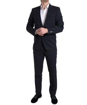 100% auténtico y completamente nuevo  
Traje de dos piezas con un solo botón, de corte slim-fit  
Color azul oscuro de la colección MARTINI  
Incluye blazer y pantalones  
Cierre de un botón  
Corte slim-fit  
Fabricado con 58% lana virgen, 38% poliéster y 4% elastano  
El blazer tiene dos bolsillos interiores y una abertura ventilada en la parte de atrás  
Los pantalones cuentan con un cierre de cremallera de 3 vías  
Hecho en Italia  
Arte de alta calidad  
Forro 100% seda  
Material: 58% lana virgen, 38% poliéster, 4% elastano  