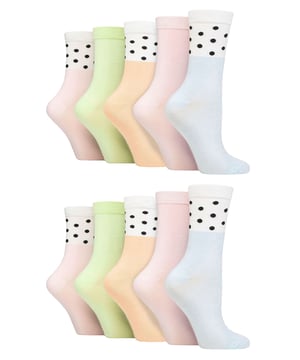 Verfris uw sokkencollectie met een vleugje kleur en plezier door deze bamboesokken met Wildfeet-patroon toe te voegen. In elke verpakking krijg je 10 paar sokken waar voor je geld, zodat je sokkenla nooit saai wordt. Ze zijn ook voorzien van een glad en fijn weefsel, waardoor ze een luxueus gevoel geven op je huid. De bamboerijke mix biedt uitzonderlijke zachtheid en comfort, ze hebben ook een zijdezacht gevoel dat onweerstaanbaar zacht is. Dankzij hun superieure kwaliteit zijn deze sokken perfect voor dagelijks gebruik, zodat je voeten de hele dag soepel en comfortabel blijven. De lichtgewicht, ademende gebreide vezels voeren op natuurlijke wijze vocht af, waardoor je voeten droog en comfortabel blijven. Bovendien helpt de thermoregulerende aard van bamboe om een ​​koele en verfrissende omgeving voor je voeten te behouden, waardoor overmatig zweten en geurtjes worden voorkomen. Extra duurzaam, de tenen en hielen van deze bamboesokken zijn versterkt. Bamboe is ook milieuvriendelijk en duurzaam, en in combinatie met de gerecyclede papieren verpakking voor deze sokken zijn ze een duurzamere keuze voor je collectie. Wild Feet is een assortiment sokken met coole ontwerpen, opvallende kleuren en eigenzinnige slogans - van mopshonden en pinguïns tot leeuwen en lama's! Kies uit een reeks stijlen voor heren en dames, van jurkjes tot sportsokken. Er zijn zelfs enkele sportieve stijlen beschikbaar! Deze sokken zijn verkrijgbaar in 5 patronen: luipaard, bloemen, stippen, regenboog of stippen. Ze zijn verkrijgbaar in één maat: dames 37-42 EU, zijn gemaakt van 70% viscose (van bamboe), 28% polyester, 2% elastaan ​​en zijn wasbaar in de machine.