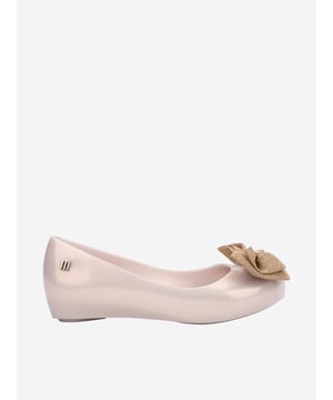 Introducing the exquisite Girls Ultragirl Sweet XII Ballerinas in Ivory by mini melissa, a timeless addition to any girl's wardrobe. This designer footwear blends classic charm with modern flair, ideal for any season. Here are the key features: Elegant Ivory Finish: A luxurious, neutral tone that complements any outfit. Comfort Design: Crafted for all-day comfort, ensuring your little one can play and explore without restraint. Durable Material: Made with high-quality materials to withstand the joys of childhood. Chic Detailing: Features lovely accents for that extra touch of glamour.Step up her style game with these charming ballerinas! Perfect for parties or casual wear. Order now!