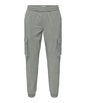 Deze cargobroek maakt indruk met zijn taps toelopende snit en elastische taille- en beenboorden voor een perfecte pasvorm en comfort. Praktische steekzakken en opgestikte cargozakken bieden veel opbergruimte. De versterkte kniezones zorgen voor extra duurzaamheid en een lange levensduur. Aan de achterkant zitten paspelzakken voor een subtiele, stijlvolle look. De aangegeven gulp rondt het ontwerp af zonder functioneel te zijn. Ideaal voor dagelijks gebruik en outdooravonturen.