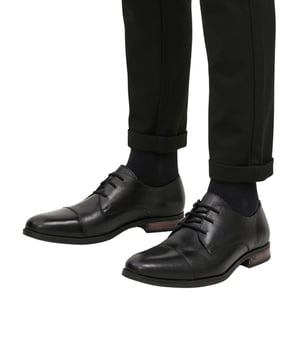 Diese hochwertigen Herren-Halbschuhe sind eine schlichte, aber stilvolle Basis für viele Gelegenheiten. Das Material bietet viel Komfort. Die Laufsohle aus Gummi ist rutschfest und robust. Die Schuhe haben einen Schnürverschluss. Die optisch abgesetzte Zehenkappe gibt dem Schuh das gewisse Etwas, ebenso wie der Holzabsatz. Ob im Business oder am Abend, diese Schuhe sind immer die richtige Wahl.