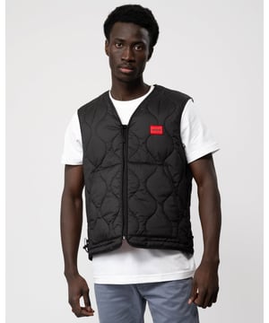 A water-repellent gilet cut to a regular fit with onion quilting, contrast lining and a signature-red logo patch by HUGO Menswear.
Regular fitCollarlessFastening top: Zip closurePockets top: Patch pocketsInside zip pocketsUnlinedStandard length
100% Polyester, Lining: 100% Polyester, Wadding: 100% Polyester (recycled)
50488765
 