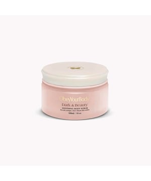 Gepolijst tot in de perfectie. Het is tijd om een gladdere jij te ontdekken met onze verzachtende bodyscrub! Deze prachtig geurende natuurlijke exfoliator is speciaal geformuleerd voor de donkere huid en doet wonderen om de huidskleur zichtbaar te egaliseren, terwijl de huid herstelt en wordt gehydrateerd.

De combinatie van Dode Zee-zout en kruidenextracten verwijdert op natuurlijke wijze dode huidcellen en trekt gifstoffen eruit, terwijl de krachtige mix van natuurlijke oliën je huid de ultieme hydratatieboost geeft. De huidskleur is gelijkmatig en donkere vlekken zijn gewist, omdat de nieuwe, gezonde huid wordt onthuld en gevoed met een voedende combinatie van aloë- en kamille-extracten 200 ml