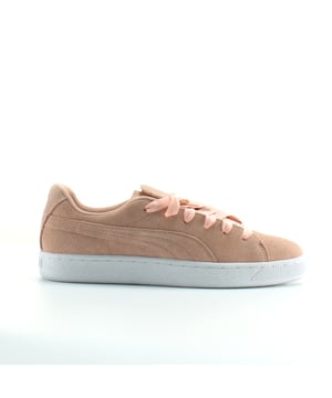 Verlieben Sie sich neu in den Suede Crush. Der Suede Crush ist eine Neuauflage des klassischen Suede und besticht durch seine einzigartige asymmetrische Schnürung, die bei geschlossenen Füßen ein Herz bildet. Satin-Schleifenschnürsenkel und ein Obermaterial aus glattem Wildleder machen ihn zu einem süßen Look, der Herzen bricht.