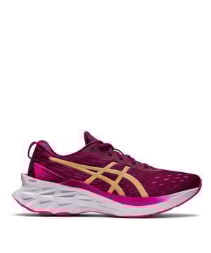 Zapatillas de running Asics Novablast 2 para mujer - Intensifica tu entrenamiento con las zapatillas de running Novablast 2 de Asics. Esta zapatilla neutra de calidad proporciona una pisada suave con una sensación de respuesta gracias a la amortiguación FF Blast para una respuesta enérgica. El estabilizador del talón proporciona una gran sujeción con una base más ancha para un aterrizaje más equilibrado y para impulsar el pie a cada paso. La parte superior de malla jacquard de doble ingeniería permite una gran comodidad con transpirabilidad y estabilidad con una suela exterior AHARPLUS para un agarre duradero. Estas zapatillas de running se completan con un diseño de colores llamativos, una etiqueta en el talón para ponértelas y quitártelas fácilmente, un cierre de cordones y el clásico logotipo de Asics para demostrar que vas en serio. Parte superior textil con forro textil y suela sintética.