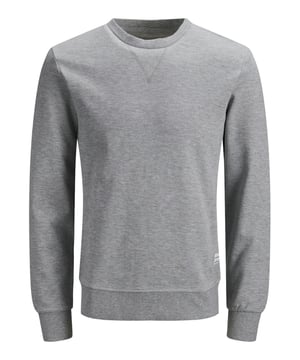 Dieses Sweatshirt kombiniert zeitloses Design mit einem hohen Maß an Bequemlichkeit. Der normale Schnitt und der klassische Rundhalsausschnitt sorgen für eine perfekte Passform, während die Ziernaht am Ausschnitt einen subtilen, stilvollen Akzent setzt. Rippbündchen an Ärmeln und Saum garantieren optimalen Sitz und ein angenehmes Tragegefühl. Ein dezenter Label-Aufnäher über dem Saum rundet den Look ab und verleiht dem Design eine moderne Note. Ideal für entspannte Outfits, die Komfort und Stil vereinen.