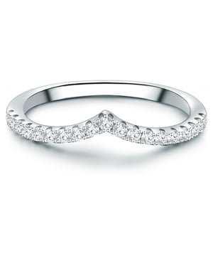 Are you looking for a engagement ring that connects a lot of glamor with a trend -conscious design? Then this creation of the Seror Manufaktur 1934 is the right choice. Eyecatcher is the V-shaped ring splint, which is inspired by the classic memoire ring half with sparkling zirconia stones. The crystals in brilliant cuts spark an incomparable sparkle on the ring finger. The ring rail made of 925 sterling silver is protected from starting by a rhodium coating. The result is an accessory that is a real alternative to expensive diamond rings and is also popular after the wedding.