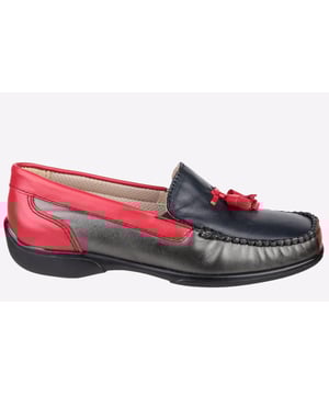 De Cotswold Shoes Biddlestone is een stijlvolle instap leren mocassin schoen. Glad leren bovenwerk met overlays en stikaccenten. Gevoerd aan de binnenkant voor comfort gedurende de hele dag. Comfortabele platte zoolunit.