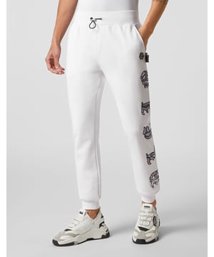 Si lo suyo son los conjuntos deportivos con un toque de personalidad, eche un vistazo a estos pantalones de chándal de forro polar de algodón.   Suave tejido polar de algodón   Tejido con estampado Paisley Parches de la marca cosidos en ambas perneras y en la parte trasera   Hexágono de PP en una insignia de cuero saffiano cosido en el lateral izquierdo   Bolsillos con aberturas   Cintura de punto elástico parcialmente con cordón de tope   Puños inferiores de punto elástico