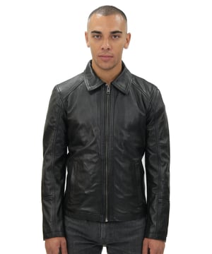 Esta chaqueta mantiene su sencillez, prescindiendo de todos los adornos adicionales y optando en su lugar por un estilo sobrio que es muy apreciado. Esta Harrington aparece en combinaciones de colores tostado y negro, lo que proporciona dos opciones elegantes para esta pieza vintage, con un cuello camisero clásico que completa este estilo minimalista. Sin comprometer su sensación simplista, la chaqueta incluye dos bolsillos exteriores con cremallera en la cintura y dos bolsillos adicionales en el forro de la chaqueta para mayor practicidad. Fabricada con nuestro cuero napa ultra suave, esta chaqueta es una excelente opción para cualquier estilo de corte limpio que desee lograr. • 100% cuero napa ultra suave de primera calidad. • Dos bolsillos en la cintura con cremallera • Estilo Harrington vintage • Cuello camisero clásico • Cierre con cremallera YKK • Disponible en combinaciones de colores icónicas: negro y tostado