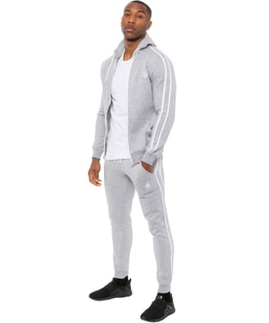 Enzo Heren Tape Hoodie Full Zip Trainingspak. Rits door capuchon. Enzo-borduurlogo op de borst en contrasterend streepontwerp op de mouwen. Hoodie met trekkoord. Geribbelde taille en manchetten. Kangoeroezakken. Enzo heren casual designer gestreept trainingspak joggingbroek. Met klassieke contraststrepen aan de zijkanten. 2 zijzakken. Katoenmix voor superieur comfort. Verstelbare taille met trekkoorden. Athleisure Perfect voor alle gymkleding