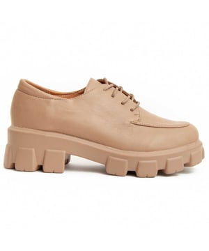 Dames casual platform schoen. Comfortabele pasvorm. Gemaakt van veganistische materialen. Gefabriceerd door andere merken voor ons merk. Geschatte afmetingen: 5 cm hak en 4 cm brede platform.