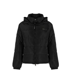 Plein Sport Bold Back Logo Gevoerde Zwarte Jas. Ervaar veelzijdigheid en stijl met de Plein Sport Gevoerde Zwarte Jas! Deze jas heeft een stevige uitstraling. Blijf comfortabel en trendy met het gedurfde logo en de gevoerde details. Perfect voor elke modebewuste persoon. Ritssluiting Zakken, Vulling en Materiaal: 100% Polyester. Zwarte Jas. Gevoerde Jas, Ritssluiting. Stijl: UPPS101P 99