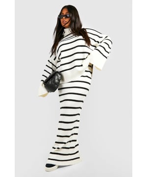 Get your wfh style on lock with this latest piece from our plus size loungewear collection (it's so comfy you won't want to take it off). Comfortable, versatile, and perfect for off-duty days, this style features a loose, stretchy fabric for maximum comfort. Pair with socks and sliders for at-home days, or elevate your street style in box-fresh trainers and an oversized trench. Whatever your vibe, look to our full range of plus size loungewear sets to get your low-key looks covered. Casual is the new wardrobe winner girl, so pick up knitted sets, soft hoodies and elasticated joggers for the ultimate comfy casual.Style: Loungewear SetDesign: StripesFabric: Acrylic