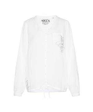 Deze blouse met borstzak voor dames is een veelzijdig basisstuk. De tuniekhals eindigt in een doorlopende knoopsluiting. In de zoom zit een trekkoord waarmee de wijdte naar wens kan worden aangepast. De lange mouwen hebben manchetten met knopen en knoopsluitingen aan de binnenkant, zodat de mouwen kunnen worden opgerold en vastgezet. De speciale olieverf geeft de blouse een heel bijzondere uitstraling. De grote labelversiering op de rug en de twee kleinere prints op de borstzak en boven de zoom zijn afgewerkt met glittersteentjes.