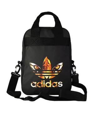 Deze moderne duffel voegt een gedurfde nieuwe look toe aan een klassieke carryall. Ontworpen in samenwerking met popster en mode-icoon Rita Ora, pronkt deze damestas met haar brutale "Banned from normal" slogan. Gedetailleerd met gedurfde kleurblokken en oversized graphics voor een spotlight-waardige stijl.