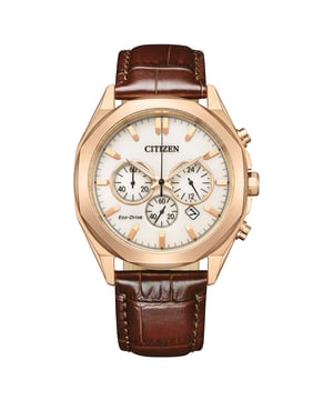 Diese Citizen Chronographenuhr für Männer ist das perfekte Zeitmesser, um sie zu tragen oder zu verschenken. Das roségoldene 41 mm runde Gehäuse in Kombination mit dem bequemen braunen Lederarmband sorgt dafür, dass Sie dieses atemberaubende Zeitmesser ohne jegliche Kompromisse genießen können. Angetrieben von einem hochwertigen Eco-Drive-Uhrwerk und bis zu 10 bar wasserdicht, wird Ihre Uhr weiterhin ticken. ECO-DRIVE - Eco-Drive ist eine 40 Jahre alte Kerntechnologie von CITIZEN, die selbst bei schwachem Licht Energie erzeugt, sodass Uhren auch im Dunkeln über sechs Monate laufen können. Diese Chronographenuhr verfügt über eine Kalenderfunktion: Datum, solarbetrieben, Stoppuhr, 24-Stunden-Anzeige und leuchtende Zeiger. Hochwertiges 21 cm langes und 21 mm breites braunes Lederarmband mit einer Schnalle. Gehäusedurchmesser: 41 mm, Gehäusehöhe: 12 mm, Gehäusefarbe: Roségold und Zifferblattfarbe: Weiß.