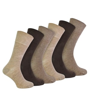 ¿Eres diabético o tienes un familiar diabético? Estos calcetines diabéticos de bambú para hombre en pack de 6 están diseñados para los diabéticos y mantendrán sus pies cómodos y sanos. IOMI calcetines diabéticos tienen algunas características específicas que hacen que los calcetines grandes para aquellos que sufren de diabetes. Estos calcetines están fabricados con viscosa derivada del bambú. Se trata de una fibra lujosamente suave gracias a sus propiedades naturales y muy superior al algodón. Además, el bambú evacua la humedad del pie de forma natural. La parte superior HoneyComb Gentle Grip se amolda cuidadosamente al contorno natural de la pierna. De este modo se evitan los molestos anillos de constricción en el contorno de las piernas, un factor importante cuando se usan calcetines para combatir la diabetes. La parte superior suelta es un tejido de punto fino en la pierna y el pie que ayuda a evitar la constricción y los puntos de presión. La puntera enlazada a mano ofrece costuras suaves y cómodas, esenciales para facilitar la comodidad de los diabéticos y evitar irritaciones. Dado que estos calcetines están diseñados específicamente para diabéticos, no tienen ningún ribete alrededor de los tobillos para garantizar que no haya anillos de restricción ni puntos de presión que puedan afectar a la circulación en las piernas. Están disponibles en cinco colores diferentes: Negro, blanco, marrón, azul y negro/marino/gris y están fabricados con: 82% de viscosa de bambú, 17% de poliéster y 1% de elastano. Están disponibles en dos tallas: 6-11 UK y 12-14 UK, son lavables a máquina y están aprobadas por el Colegio de Podólogos.