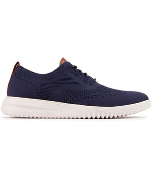 Las zapatillas Cole Haan Grand+ Stitchlite tienen un aspecto elegante y te darán un impulso en tu paso gracias a su parte superior ligera Stitchlite y su tecnología de suela sensible Grand 360. Estos elegantes zapatos azul marino presentan detalles brogue clásicos y abrazan tus pies con su ajuste tipo calcetín y su plantilla cómoda y lujosa. Acabada con la marca Cole Haan, la zapatilla Stitchlite contemporánea la mantiene simple pero elegante. Así que abróchate los cordones, recorre distancias y siente la libertad de una comodidad casi ingrávida con Cole Haan Stitchlite.
