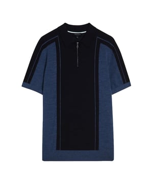 Kwaliteit materiaal:  Ted Baker staat bekend om het gebruik van hoogwaardige materialen. Als het poloshirt wordt beschreven als wol, dan is het waarschijnlijk gemaakt van een eersteklas wolmix, die warmte, comfort en een luxe gevoel geeft.

 Geraffineerd ontwerp:  Ted Baker staat bekend om zijn verfijnde en stijlvolle ontwerpen. Het Jesty Wool Poloshirt zou kunnen beschikken over een modern en op maat gemaakt ontwerp met aandacht voor detail, als gevolg van de toewijding van het merk aan fashion-forward esthetiek.

 Subtiele Branding:  Ted Baker gebruikt vaak subtiele branding. Zoek naar discrete Ted Baker logo's, knopen of andere kenmerkende elementen die bijdragen aan het algehele ontwerp zonder al te opvallend te zijn.

 Veelzijdigheid:  Het Jesty Poloshirt zou veelzijdig genoeg kunnen zijn om de overgang te maken tussen casual en meer gepolijste gelegenheden. Dit aanpassingsvermogen is een gemeenschappelijk kenmerk van de kledingstukken van Ted Baker.

 Comfortabele pasvorm:  Ted Baker geeft prioriteit aan zowel stijl als comfort. Verwacht dat het Jesty Poloshirt een comfortabele pasvorm heeft, zodat je gemakkelijk kunt bewegen terwijl je een gepolijste uitstraling behoudt.

 Verscheidenheid aan kleuren:  Ted Baker biedt haar producten vaak aan in verschillende kleuren. Het Jesty Poloshirt kan beschikbaar zijn in verschillende kleuropties om aan individuele voorkeuren te voldoen.