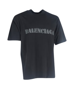 VINTAGE, RRP WIE NEU  
Verleihen Sie Ihrer Garderobe einen kantigen, zeitgemäßen Flair mit dem Balenciaga Logo Print Stencil Type T-Shirt. Hergestellt aus hochwertiger schwarzer Baumwolle, kombiniert dieses T-Shirt Komfort mit einem straßentauglichen Stil. Das auffälligste Merkmal ist das auffällige Balenciaga-Logo, das in einem Schablonen-Design über die Brust gedruckt ist und einen modernen, künstlerischen Twist auf das ikonische Branding der Marke bietet. Der klassische Rundhalsausschnitt und die lockere Passform sorgen für müheloses Tragen, während der weiche Baumwollstoff ganztägigen Komfort bietet. Ob schick mit eleganten Hosen oder kombiniert mit Ihren Lieblingsjeans, dieses T-Shirt liefert einen markanten Look, der perfekt für diejenigen ist, die hochmodische Elemente mit einem urbanen Edge suchen.

Balenciaga Logo Print Stencil Type T-Shirt aus schwarzer Baumwolle

Zustand: Ausgezeichnet  
Tragespuren: Kein Einzelhandelsetikett, aber Markenschild vorhanden. Keine sichtbaren Gebrauchsspuren.  
Verpackung: Keine  
Farbe: Schwarz  
Material: Baumwolle | Baumwolle  
Größe: INT | XS/UK34/US34/EU44  
Maße: Länge: 750; Brust: 550  
SKU: BADOGBCL444469M