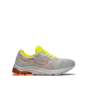 Presentamos la zapatilla de ruta de rendimiento Gel-Pulse ™ 11 LS Women's Repinting de ASICS. Con las mismas características innovadoras que el diseño original, el modelo Gel-Pulse ™ 11 LS incluye la reflexión tecnológica Lite-Show ™ para que los corredores ávidos entrenen de manera segura día y noche, vengan a lluvia o truene. También viene equipado con la tecnología Guidance Line ™ que aumenta la eficiencia de la marcha natural con cada zancada, una necesidad para corredores de larga distancia que aspiran a ir aún más lejos. La comodidad está cubierta gracias a la presencia de una entresuela Amplifoam ™ completa. La comodidad lujosamente acolchada es una realidad cada vez que ata el modelo Gel-Pulse ™ 11 LS. Pero, ¿qué pasa con la tracción al correr en las carreteras? La gran noticia es que la suela es tan impresionante como la entresuela: lucir una suela de goma moldeada para mejorar el agarre en todas las superficies de la carretera, sin importar cuán resbaladizo. Pero eso no es todo. Esta zapatilla para hombres también viene con tecnología GEL® en la parte trasera para la prevención de lesiones, absorbiendo el shock antes de que tenga la oportunidad de penetrar en las articulaciones. Una parte superior de malla aireada funciona junto con un choque ortholite ™ para los pies secos renovados, no importa cuán lejos llegue.
