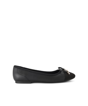This  KG Kurt Geiger  Mindy ballet flat features a black upper. The toe is capped in a soft black fabric. There is a small KG Kurt Geiger charm on the bow.