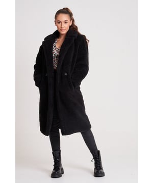 We have brought our classic teddy borg back for another season! Our Teddy Long line coat will make sure that you never have to compromise style this winter. Featuring square pockets.&nbsp;Available in Black, Stone, Brown and Blue.