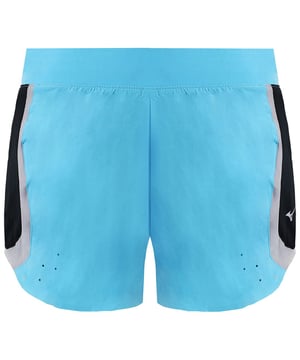 Pantalón corto de running Mizuno Aero 2.5 azul para mujer, una combinación perfecta de estilo y funcionalidad diseñada para mejorar tu experiencia de carrera. Confeccionado con precisión e innovación, este pantalón corto ofrece comodidad, transpirabilidad y un diseño elegante que te mantiene en movimiento con facilidad. Aquí tienes una descripción detallada de sus principales características:

 Diseño dinámico:  El pantalón corto de running Mizuno Aero 2.5 azul para mujer presenta un diseño dinámico y elegante que mejora tu conjunto de running en general. El color azul vibrante añade un toque de energía a tus carreras, haciendo una declaración de estilo en la pista o el sendero.

 Tejido ligero y transpirable:  Mantente fresco y cómodo durante tus carreras con el tejido ligero y transpirable de estos pantalones cortos. Diseñado para un flujo de aire óptimo, el material garantiza una ventilación eficiente, manteniéndote a gusto incluso durante las distancias más largas.

  Tecnología de evacuación de la humedad:  Mantén el sudor a raya con la avanzada tecnología de evacuación de la humedad. El pantalón aleja eficazmente la humedad de tu cuerpo, favoreciendo una rápida evaporación y evitando las molestias causadas por el sudor durante la carrera.

  Diseño Aero para mejorar la aerodinámica:  El diseño Aero está pensado para mejorar la aerodinámica, reduciendo la resistencia al aire y permitiendo una carrera más suave y eficiente. Esta cuidada característica contribuye a tu rendimiento general en la pista.

 Cintura cómoda:  Los pantalones cortos están diseñados con una cintura cómoda que proporciona un ajuste seguro sin causar irritación. El ajuste garantiza que el pantalón permanezca en su sitio, permitiéndote concentrarte en tu zancada y ritmo.

 Versátil entrepierna de 2,5 pulgadas:  La entrepierna de 2,5 pulgadas consigue el equilibrio perfecto entre cobertura y libertad de movimientos. Tanto si esprintas como si recorres distancias más largas, este pantalón corto ofrece versatilidad y adaptabilidad a varios estilos de carrera.
