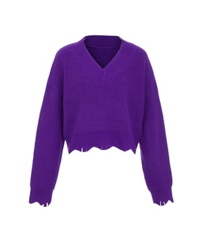 Geef je casual garderobe een boost met dit chique gebreide exemplaar. Met een V-hals en cropped lengte straalt het een eigentijdse stijl uit. De lange mouwen zijn subtiel gepoft bij de schouders en lopen taps toe bij de pols voor een moderne touch. De geribbelde textuur geeft diepte aan de hele look, terwijl de geschulpte zoom en manchetten hem een ​​edgy, onafgewerkte look geven.  Pullover trui