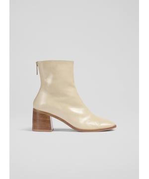 Experience refined sophistication with the Camila ankle boots in a stunning ecru crinkled patent finish. Designed with a round toe and wood stacked heel, these Spanish-made casual boots feature a luxurious leather lining. Perfectly versatile, they pair elegantly with everything from casual jeans to a sleek dress. Made in Spain.