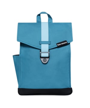 Deze 15-liter rugzak van hoogwaardig softshell-materiaal biedt veel ruimte en functionaliteit voor dagelijks gebruik. Het regenbestendige ontwerp beschermt je waardevolle spullen in alle weersomstandigheden, terwijl de magneetsluiting aan de zijkant voor snelle toegang zorgt. Buiten- en binnenvakken met ritsen en praktische binnenvakken met elastische banden zorgen voor een overzichtelijke organisatie, waaronder een speciaal tabletvak. De verstelbare schouderbanden bieden draagcomfort op maat. De opgenaaide labelpatch op de klep en het reliëflogo op de schouderband voegen stijlvolle accenten toe. Deze rugzak is 100% veganistisch en combineert duurzaamheid met modern design.