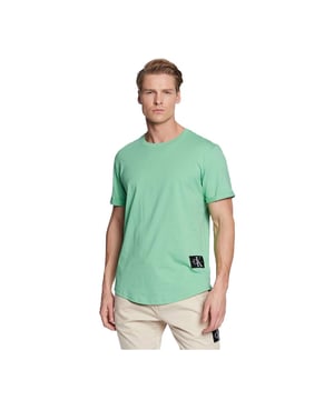 T-Shirt Calvin Klein Organic Badge Homme Grün Baumwolle. Authentische Freizeitbekleidung der Marke Calvin Klein - Streetwear/Sportswear Design von Calvin Klein - Calvin Klein für Herren, modisch und perfekt für den Alltag - das grüne T-Shirt von Calvin Klein lässt sich hervorragend mit Ihrer restlichen Garderobe kombinieren - bequeme Baumwollqualität - klassisch - Organic Badge -