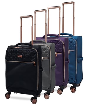 Skyper Koffer Collectie: Waar stijl moeiteloos reizen ontmoet!  
Maak kennis met de Skyper Koffer Collectie, een naadloze samensmelting van mode en functionaliteit, ontworpen om je reiservaring te verbeteren. Deze verbluffende collectie komt in vier maten en een scala aan chique kleuren, waaronder Zwart, Paars, Teal Blauw en Grijs, die tegemoetkomen aan de diverse voorkeuren van elke reiziger.  
Belangrijkste Kenmerken:  
• Roségouden Contrasterende Ritssluiting: De Skyper Koffer besteedt aandacht aan details. De roségouden contrasterende ritssluiting voegt niet alleen een element van elegantie en verfijning toe, maar zorgt ook voor een stijlvolle beveiliging van je spullen.  
• Spinner Wielen: Neem afscheid van de worstelingen met zware bagage. Elke Skyper Koffer is voorzien van soepel draaiende spinner wielen, voor moeiteloze navigatie door luchthavens, straten en hotelreizigers. De 360-graden spinner wielen bieden uitzonderlijke wendbaarheid voor een naadloze reiservaring.  
• Voorkant Zak: Blijf georganiseerd onderweg met de handige voorkant zak. Ideaal voor het opbergen van reisspullen zoals paspoorten, instapkaarten en kleine elektronica, zorgt deze toegankelijke zak ervoor dat je belangrijke items altijd binnen handbereik zijn.  
• Lichtgewicht Materiaal: Reis comfortabel met de lichtgewicht constructie van de Skyper Koffer. Gemaakt van duurzame materialen die het gewicht tot een minimum beperken, laat deze koffer je meer inpakken zonder de limieten voor bagage te overschrijden. Perfect voor frequente vliegers en avontuurlijke geesten.  
Of je nu op een weekenduitje of een lange reis gaat, de Skyper Koffer Collectie zorgt ervoor dat je met stijl en gemak reist. Verhoog je reis met deze verbluffende koffer die modebewust ontwerp naadloos combineert met praktische functies, allemaal tegen een betaalbare prijs.  
Upgrade naar de Skyper Koffer en herdefineer je reiservaring - slim, stijlvol en zonder gedoe!  
• 20 Inch Cabin Case - Afmetingen 56 x 36 x 22 cm Gewicht: 2.4Kg Capaciteit: 46 Liter Opmerking: Selecteer alstublieft de gewenste kleur. Kleuren worden individueel verkocht, niet in een set. Opmerking: Selecteer alstublieft de gewenste kleur. Kleuren worden individueel verkocht, niet in een set.