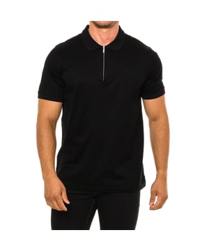 Kurzarm-Polo 745080 für Herren von Karl Lagerfeld.

 Es hat einen Reverskragen mit Reißverschluss.
 Es hat einen Karl Lagerfeld Markenprint auf der oberen Vorderseite.
 Der schlichte Schnitt und das Design ermöglichen vielseitige Looks und eine einfache Kombination.
 Seine Schlichtheit und sein Komfort in Verbindung mit dem Prestige der Marke machen ihn zu einer attraktiven Option, die sich an verschiedene Stile anpassen lässt.
 Zusammensetzung: 100% Baumwolle
 Pflege:
Bei maximaler Temperatur von 30º waschen.
 Bei niedriger Temperatur bügeln.
 Kein Bleichmittel verwenden.
 Keinen Trockner verwenden.
 Nicht chemisch reinigen.