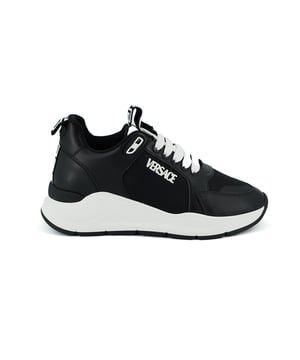 Preciosas zapatillas Versace, nuevas con etiquetas, con bolsa para zapatos y caja
100% Auténticas
Modelo: 1006238_1A04253_IT 2B770
Color: Negro/Blanco
Material: Cuero de ternera
Cuero de ternera suave con diseño en negro y blanco en la lengüeta
Detalles del logo en el lateral con el signo de Medusa en la parte trasera
Cierre con cordones
Detalles laterales de goma con el logo
Tobillo acolchado con logo impreso en el interior
Fabricadas en Italia
Cuero de ternera y nailon