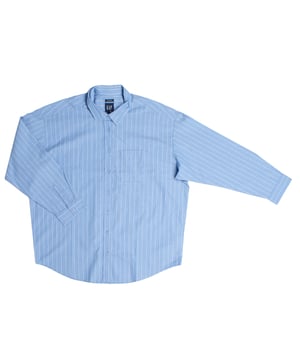 Esta camisa, confeccionada en suave tejido de algodón orgánico, ofrece una combinación perfecta de estilo y comodidad. 

Su diseño extragrande y su ajuste holgado garantizan libertad de movimiento y un look moderno y relajado. 

La prenda cuenta con mangas largas y puños con botones, además de un cierre frontal de botones, que añaden detalles clásicos y funcionales. 

El bolsillo en el pecho añade un toque funcional al diseño, ideal para llevar pequeños objetos o como detalle estético.

Ideal para quienes buscan una opción versátil y ecológica, esta camisa es perfecta para el uso diario o para crear un conjunto casual con estilo.
 Composición: 100% Algodón
 Cuidados:
- Lavar a máquina con agua fría.
- Utilizar colores similares en el lavado.
- Evitar el uso de blanqueadores.
- Secar a baja temperatura en secadora.
- Planchar a baja temperatura.
- No lavar en seco.