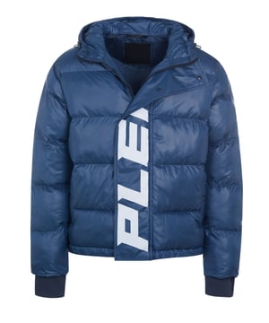 100% poliéster; chaqueta Philipp Plein; Modelo: FAAC MRB1942 PNY002N 14; Mano de obra de alta calidad; ajuste regular; capucha con cordón; Cremallera con tapeta con cierre de presión oculto; Dos bolsillos ribeteados con cierres a presión; cordón en el dobladillo inferior; Alimentado; Detalles del logotipo de Philipp Plein