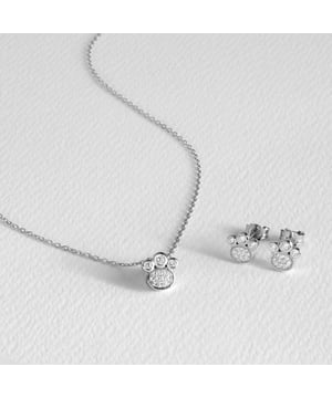 Loyalty gezet in 925 sterling zilver en gerhodineerd briljant geslepen zirkonia. Essential is het toppunt van verfijnde eenvoud, tijdloze sieraden met vloeiende lijnen en zirkonia voor extra schittering. Pretentieloze basissieraden die perfect zijn om elke dag te dragen, maar ook gebruikt kunnen worden voor speciale gelegenheden.