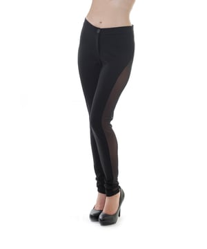 Ziehen Sie die Blicke auf sich, wenn Sie mit dieser fabelhaft eleganten Hose von 2-Young ausgehen. Die transparenten Seitenteile setzen einen sinnlichen Akzent, während der figurbetonte Stretch-Stoff für eine figurumschmeichelnde Passform sorgt. Vervollständigen Sie Ihren Look mit hochhackigen Ankle Boots und einer Lederclutch. Hosenschlitz mit Reißverschluss und Knopfverschluss.