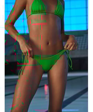 Een frisse kleurencombinatie voor het seizoen, deze algengroene bikinibroekjes bieden verstelbare zijbandjes voor een persoonlijke pasvorm en kenmerkende haaientandaccenten op de heupen. Combineer met de bijpassende top voor een complete outfit.