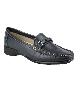 Cotswold Damen Barrington Loafer-Schuh. Schlupfschuh mit Zwickel an den Seiten für sicheren Sitz. Niedriger Absatz. Gepolsterte Knöchelpolsterung. Schicker Lederschuh. Akzentnähte. Schnallenverzierung auf der Vorderseite des Schuhs. Rutschfeste Sohle. Obermaterial: Leder, Futter: Textil, Sohle: TPR.