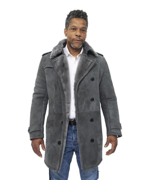 De erwtenjas, een populair item bij de Britse marine, is hier opnieuw vormgegeven in onze dubbelzijdige schapenvacht van de hoogste kwaliteit om een ​​winterse look te creëren. De dikke voering van schapenvacht blinkt uit in het bieden van warmte en comfort en is zichtbaar bij de brede kraag voor een elegante en stijlvolle look. Voor extra stijl hebben we een tailleriem met gesp geïntroduceerd die extra karakter aan dit kledingstuk geeft en tegelijkertijd verstelbaar is voor een taps toelopende look en extra comfort. In de traditionele erwtenjasmode heeft dit kledingstuk een dubbele rij knopen en een sluiting met vier knopen die open gelaten kan worden om meer van de voering van schapenvacht bloot te leggen voor een stoerder uiterlijk. • Gemaakt van hoogwaardige dubbelzijdige schapenvacht met suède buitenkant • Dikke schapenvachtvoering staat bekend om het bieden van warmte en comfort • Deze jas is verlengd in de lengte en heeft een volledig afsluitbare kraag voor extra warmte • Uitgerust met zowel een YKK-ritssluiting als een sluiting met vier knopen.